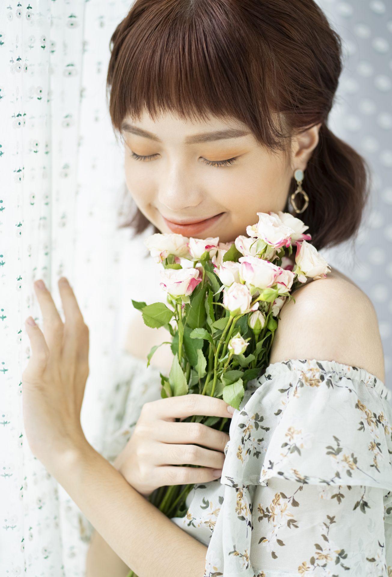 Cách chụp ảnh với bó hoa cho cô nàng dịu ngọt, yêu phong cách nhẹ nhàng Cách Chụp Ảnh Với Bó Hoa Cho Cô Nàng Dịu Ngọt, Yêu Phong Cách Nhẹ Nhàng