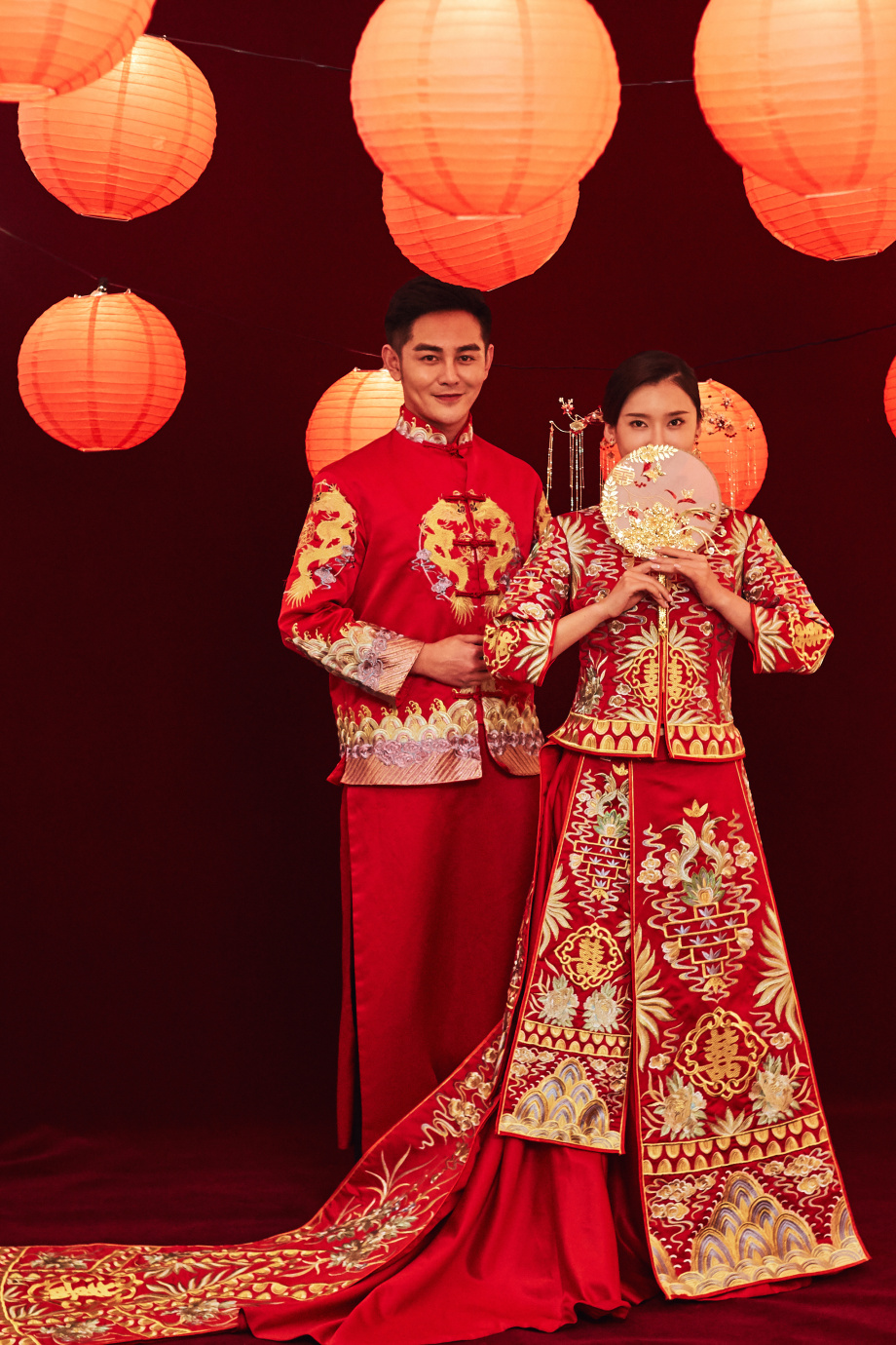Phong cách Trung Quốc với sự kết hợp của sắc màu truyền thống và hiện đại hiện lên một cách tuyệt vời trong những tấm hình ảnh này. Với những chi tiết như đèn lồng, váy dài, kẽm tre xoắn và bóng lân bên cạnh cặp đôi tình nhân, bạn sẽ trôi vào một không gian thần tiên.