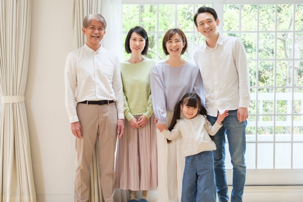 Cùng Kim Tuyen Studio tạo dáng chụp ảnh gia đình để tạo nên những khoảnh khắc tuyệt vời, không chỉ để lưu lại kỷ niệm mà còn để thể hiện tình cảm thân ái, ấm áp của gia đình bạn.