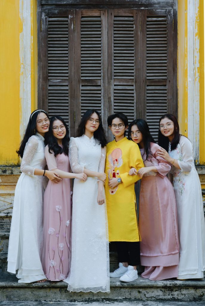 Áo dài luôn là trang phục tôn lên vẻ đẹp hiện đại và truyền thống của người Việt. Và khi một nhóm bạn trẻ mặc áo dài cùng nhau, bức ảnh chắc chắn sẽ trở nên đặc biệt hơn bao giờ hết. Hãy xem bức ảnh nhóm bạn mặc áo dài này và cảm nhận sự trang trọng, quý phái mà nó mang lại!