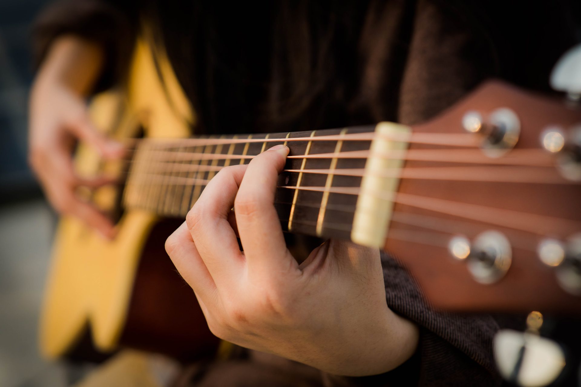 Cách Tạo Dáng Chụp Ảnh Với Đàn Guitar Cực Nghệ Cho Cô Nàng Tuổi Đôi Mươi