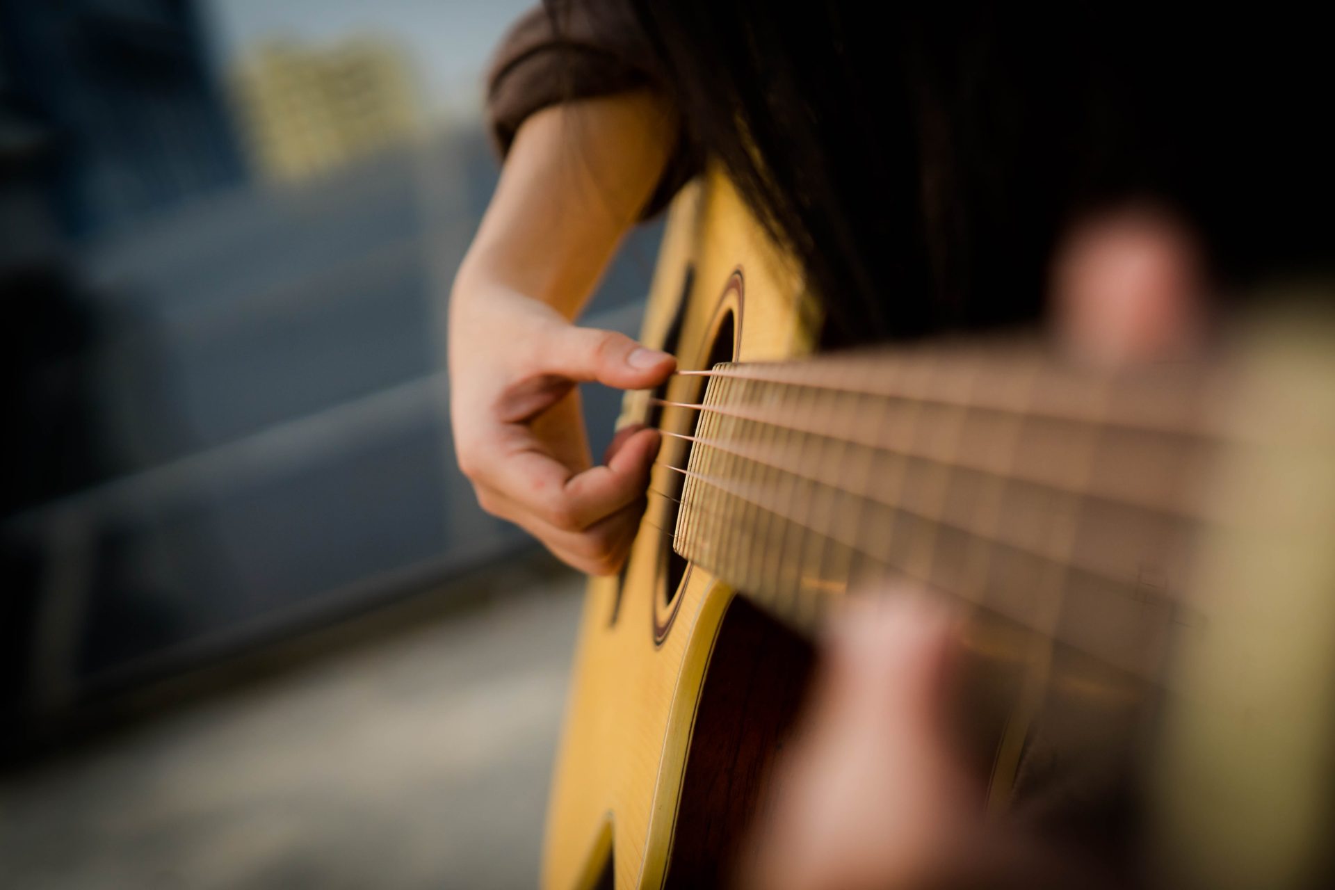Cách Tạo Dáng Chụp Ảnh Với Đàn Guitar Cực Nghệ Cho Cô Nàng Tuổi Đôi Mươi