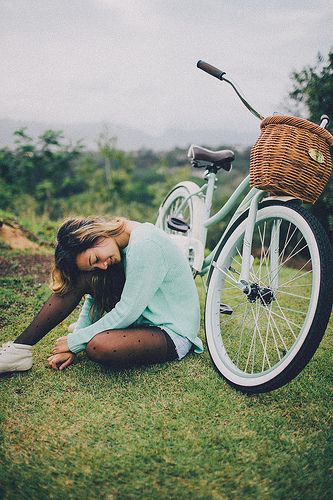 Tạo dáng trên xe đạp là một cách để thể hiện sự khác biệt và cá tính của bạn. Hình ảnh của những tín đồ yêu thích xe đạp khi tạo dáng trên đường phố sẽ đem lại cho bạn những cảm xúc tuyệt vời khi chụp ảnh.