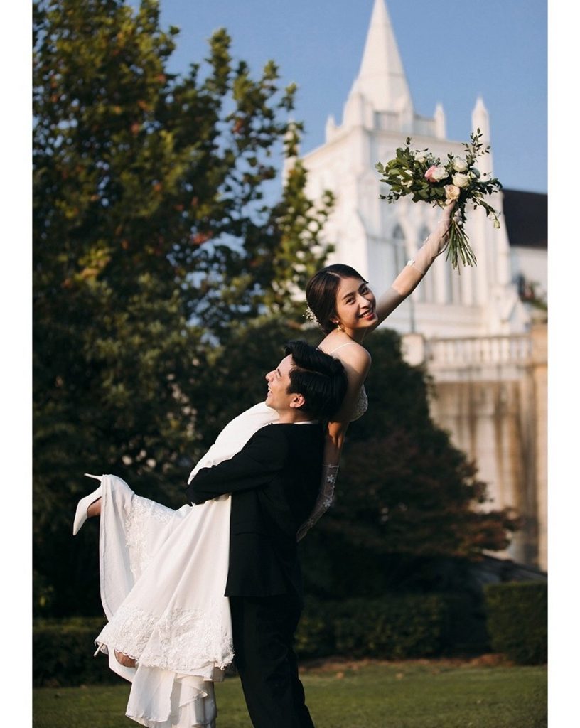 chụp hình cưới để cổng