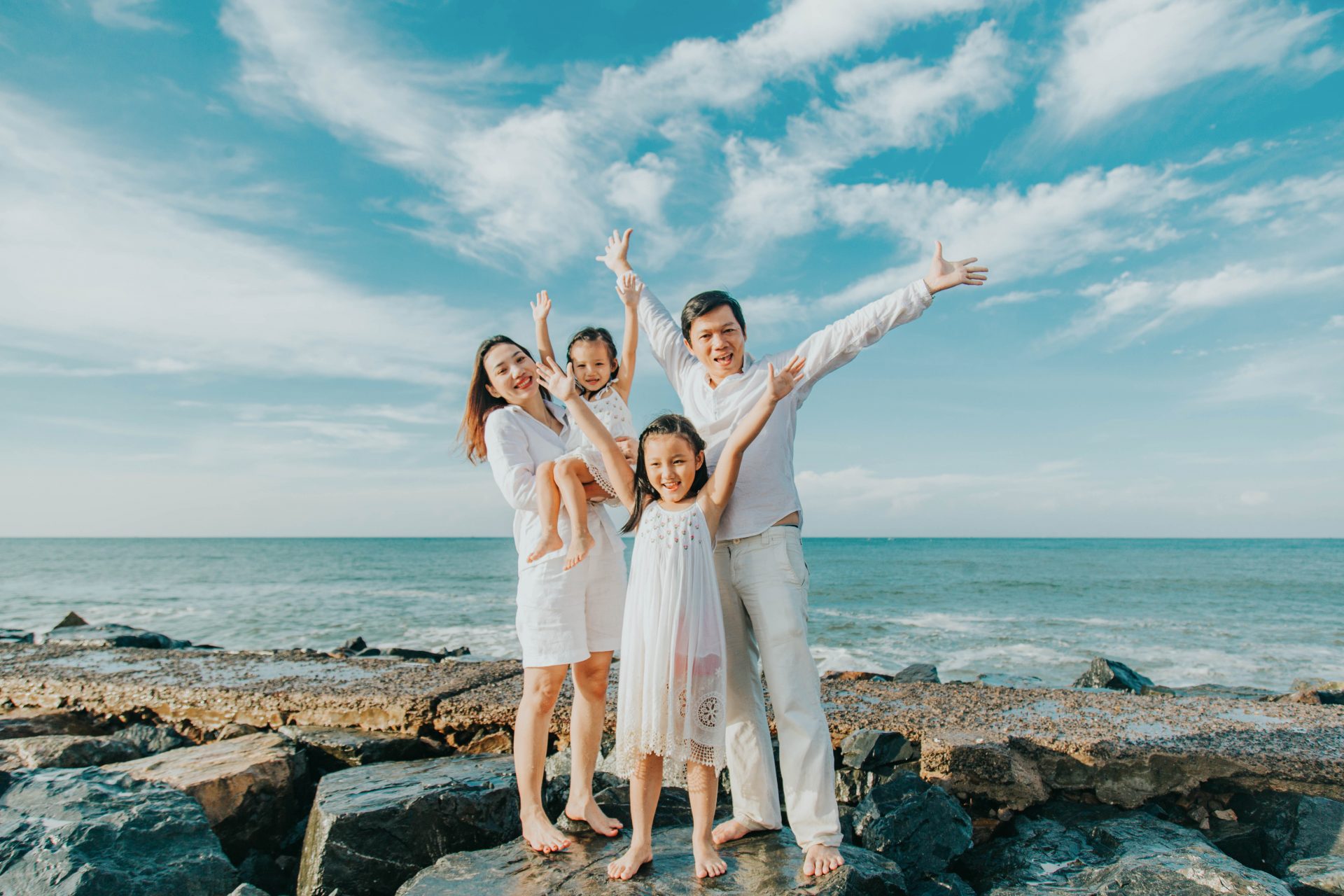 Hãy đến Vũng Tàu để chụp những bức ảnh gia đình đẹp và ý nghĩa nhất! Bãi biển xinh đẹp và không gian yên tĩnh tại đây sẽ là nơi tuyệt vời để bạn và gia đình có những khoảnh khắc đáng nhớ. Hãy để chúng tôi giúp bạn lưu giữ những khoảnh khắc đẹp nhất của thân thương gia đình bạn.