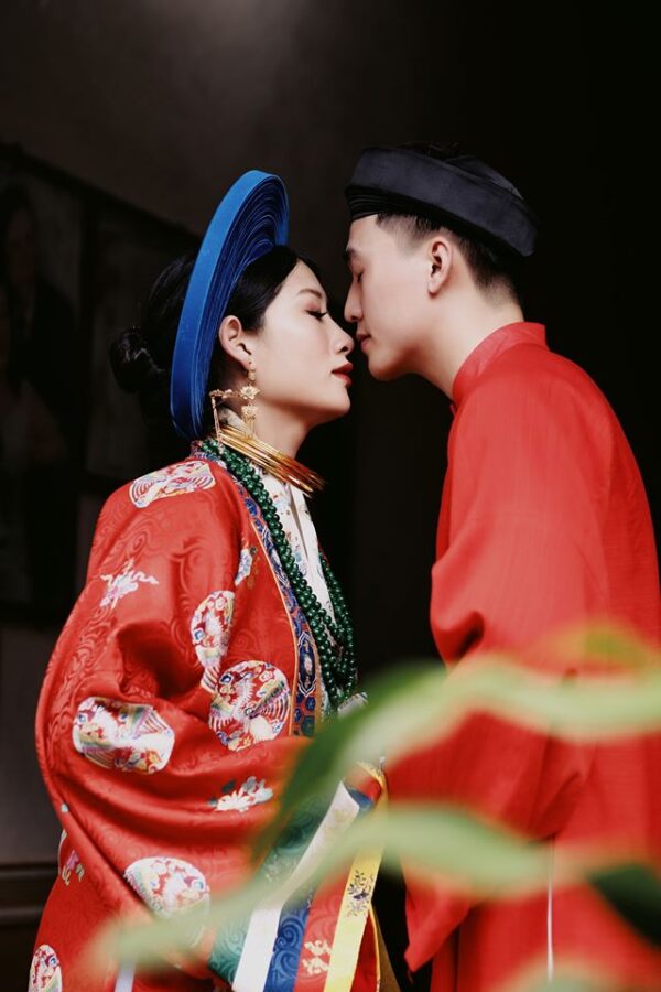 Ảnh cưới với trang phục Việt phục độc đáo sẽ truyền tải sự độc đáo và cá tính của đôi uyên ương. Từ những trang phục truyền thống nhưng được thêm vào nhiều yếu tố hiện đại sẽ khiến bạn say mê và như muốn giữ mãi trong lòng.