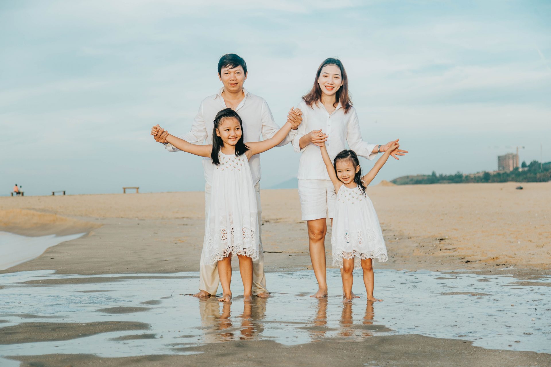 tạo dáng chụp ảnh gia đình ở biển