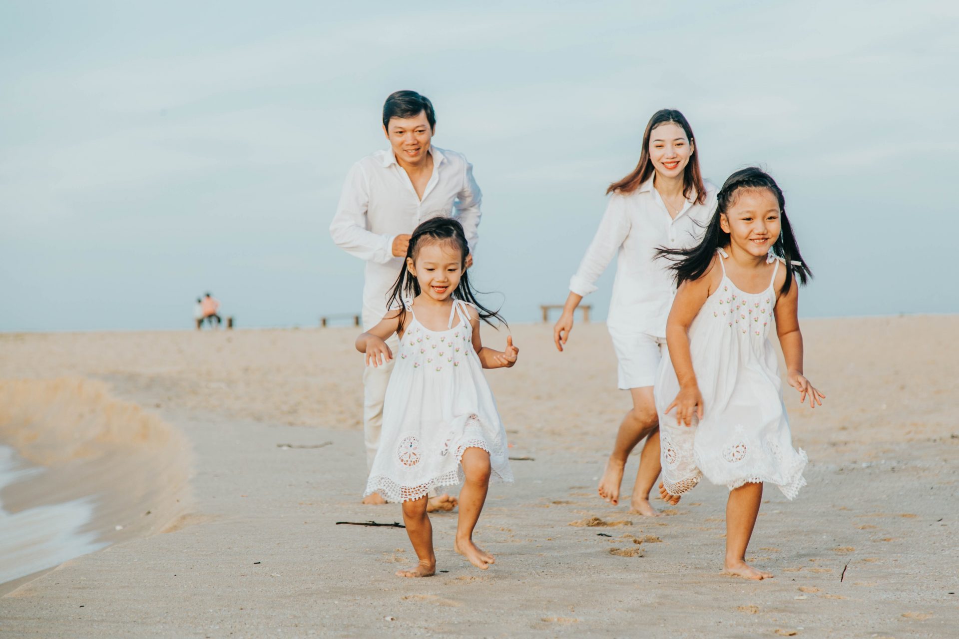 Hình ảnh của một gia đình tại bãi biển luôn là bức tranh đẹp, một kỷ niệm khó quên. Chụp ảnh gia đình cùng thưởng thức không khí biển xanh, cát trắng và nắng ấm chắc chắn sẽ làm cho bức ảnh của gia đình bạn thêm sinh động và đẹp đẽ hơn bao giờ hết. Cùng đến và trải nghiệm nhé!