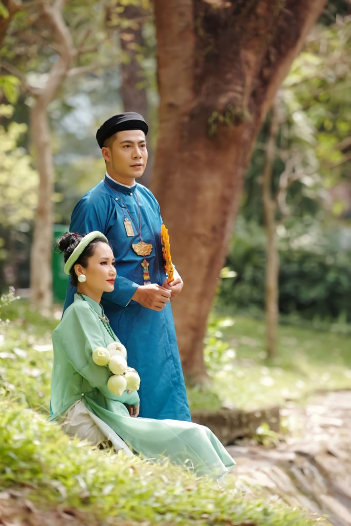 Áo dài đã trở thành biểu tượng của trang phục dân tộc Việt Nam. Với phong cách cổ điển, áo dài xưa đẹp sẽ giúp bạn trở thành một cô dâu xưa vẻ vang. Hãy ngắm nhìn những bộ ảnh đẹp cùng với áo dài xưa để tìm cho mình phong cách ưng ý.