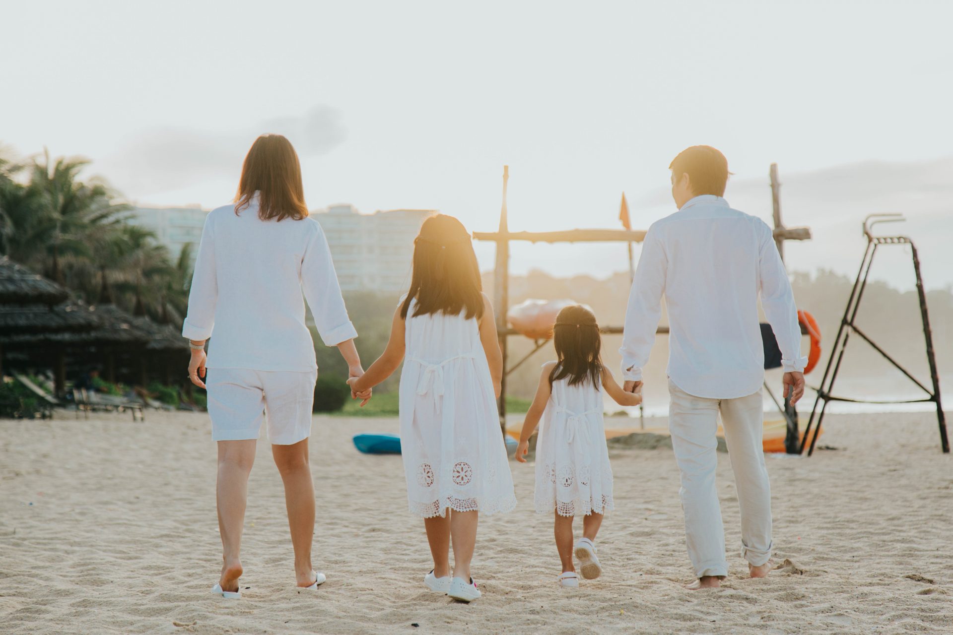 Với những tạo dáng đầy sáng tạo, chụp ảnh gia đình ở bãi biển đã trở nên thú vị hơn bao giờ hết. Hãy cùng xem những bức ảnh lưu giữ những khoảnh khắc đáng nhớ của gia đình trên cát trắng, biển xanh.