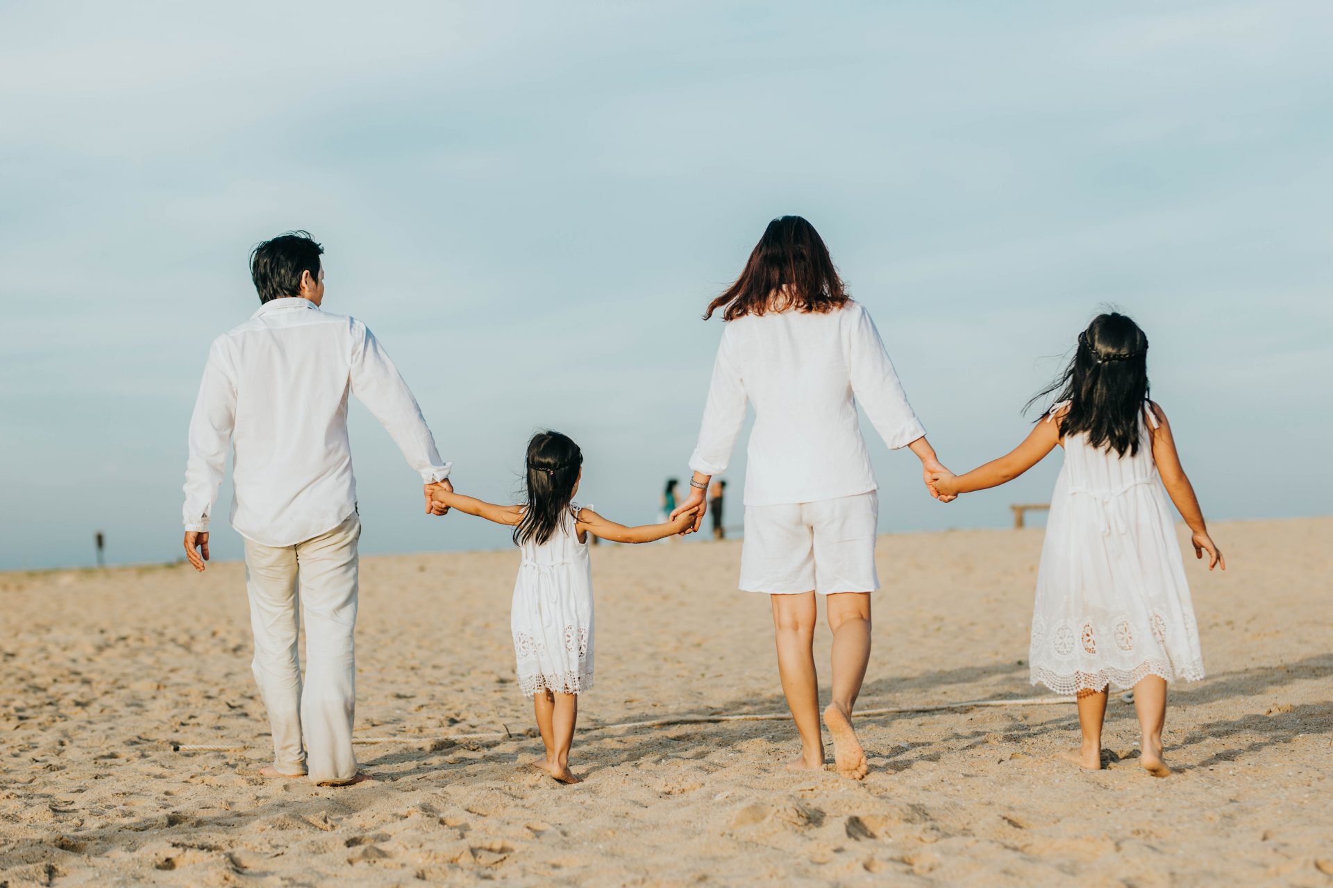 Hình ảnh gia đình cùng tạo dáng trên bãi biển trong ánh hoàng hôn sẽ làm bạn say mê và cảm thấy hạnh phúc. Hãy xem ngay để lưu giữ những khoảnh khắc đáng nhớ bên gia đình của mình.