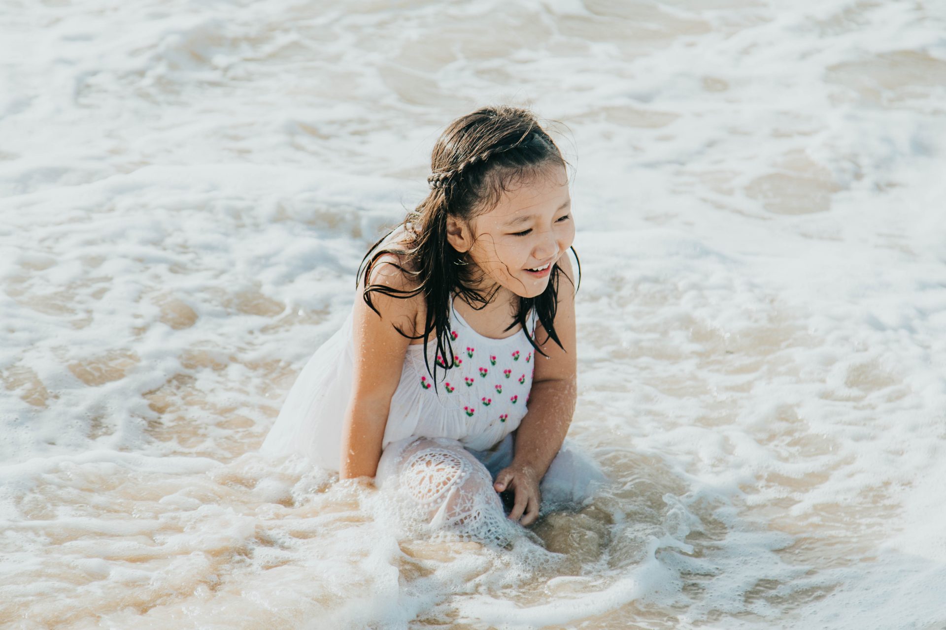 Hãy để chúng tôi giúp bạn tạo ra những bức ảnh gia đình đẹp nhất ngay trên bãi biển. Những bức ảnh tươi trẻ, đầy năng lượng và ý nghĩa sẽ lưu giữ lại những khoảnh khắc đáng yêu của gia đình bạn.