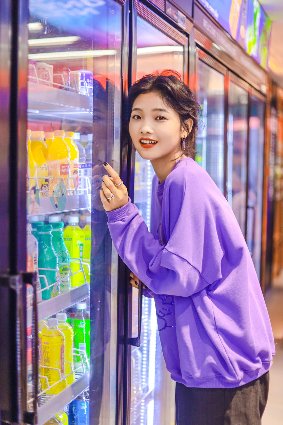 Mách bạn các cách tạo dáng chụp ảnh ở siêu thị để sở hữu những shoot hình cực đáng yêu