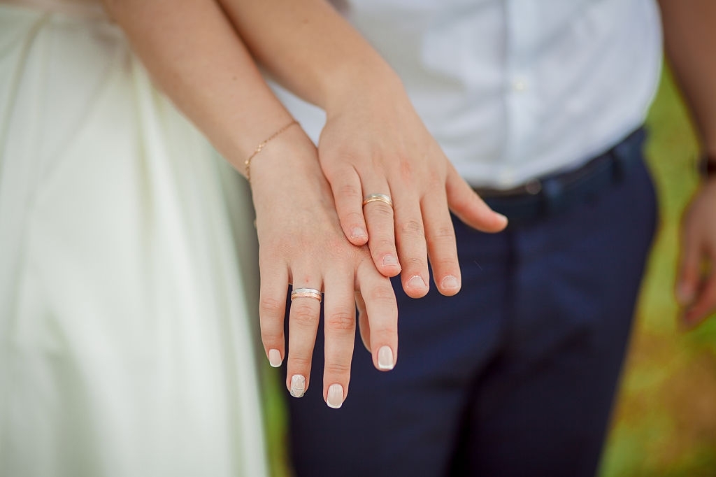 Tip 4 cách khắc phục khi nhẫn cưới bị rộng cho các cặp đôi
