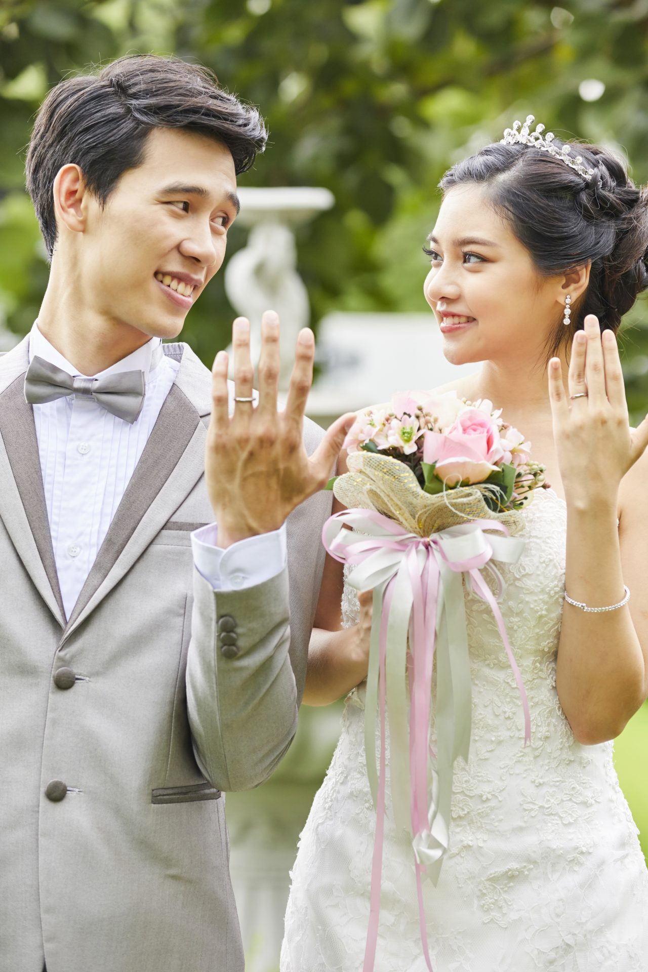 Chiếc nhẫn cưới là biểu tượng của tình yêu và hạnh phúc vĩnh viễn của đôi uyên ương. Hãy xem bức ảnh liên quan để cảm nhận sự ấm áp và hoàn hảo của thiết kế nhẫn cưới.