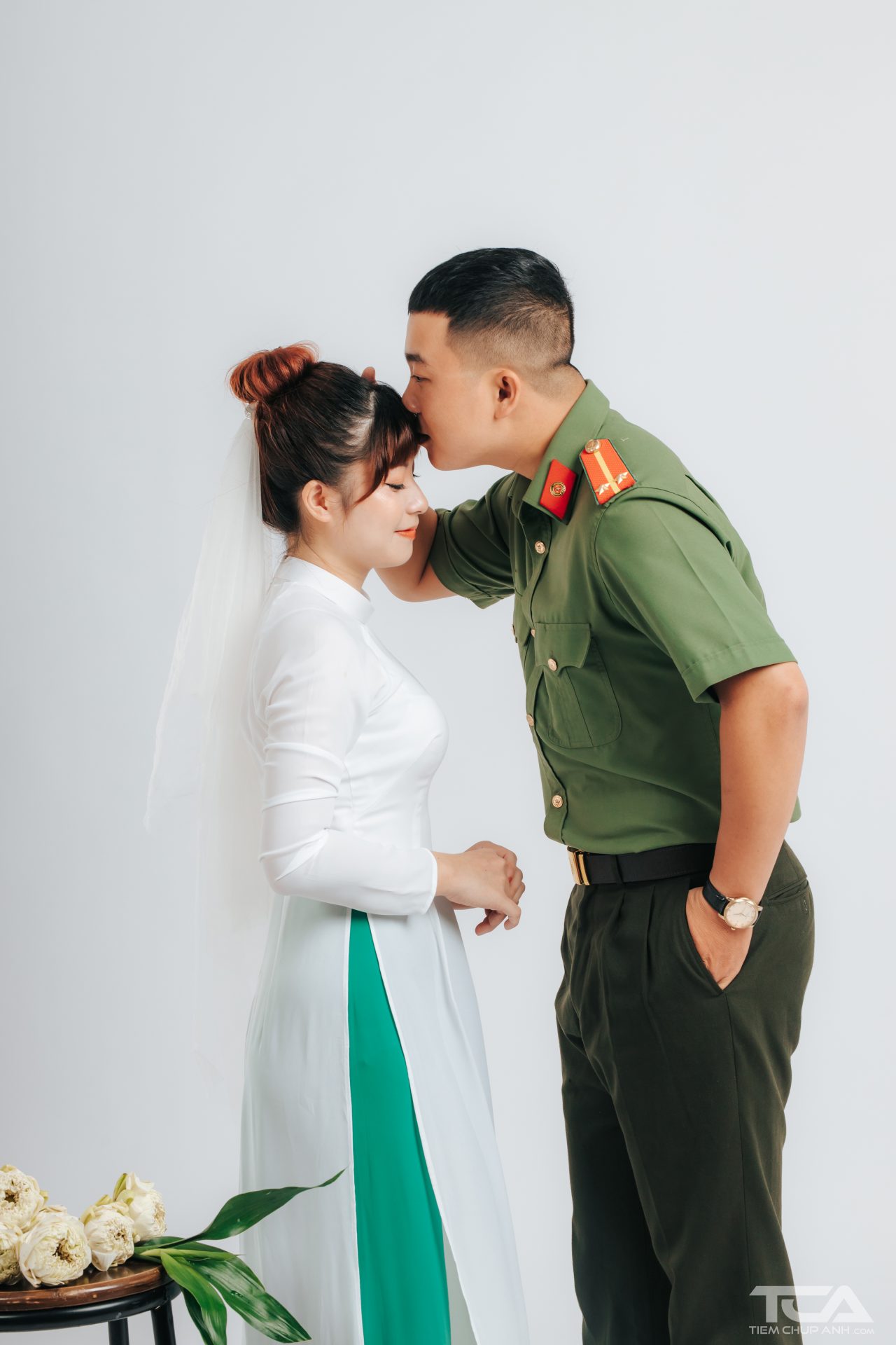 Một hình ảnh đầy màu sắc, tình cảm và lãng mạn trong bộ ảnh cưới với chiếc quân phục như tấm chắn bảo vệ cho tình yêu của cặp đôi. Hãy cùng chia sẻ kiệt tác nghệ thuật này.