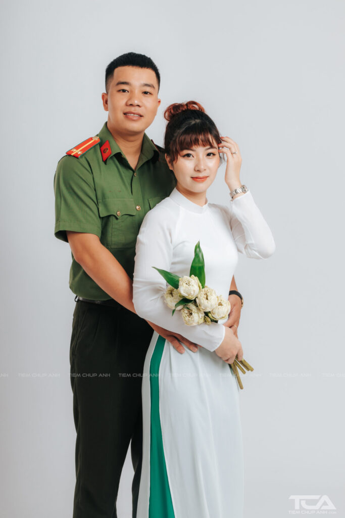 chụp ảnh với áo dài trắng truyền thống Việt Nam