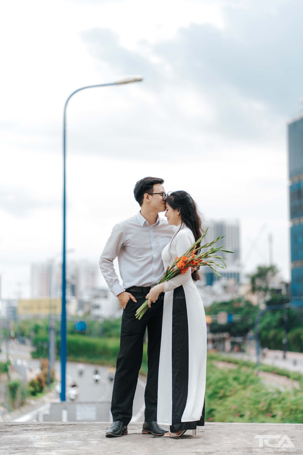 chụp ảnh cưới với áo dài trắng truyền thống Việt Nam