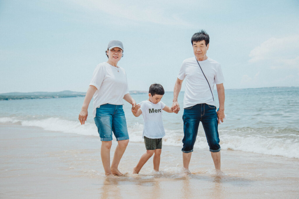 chụp ảnh gia đình đi biển