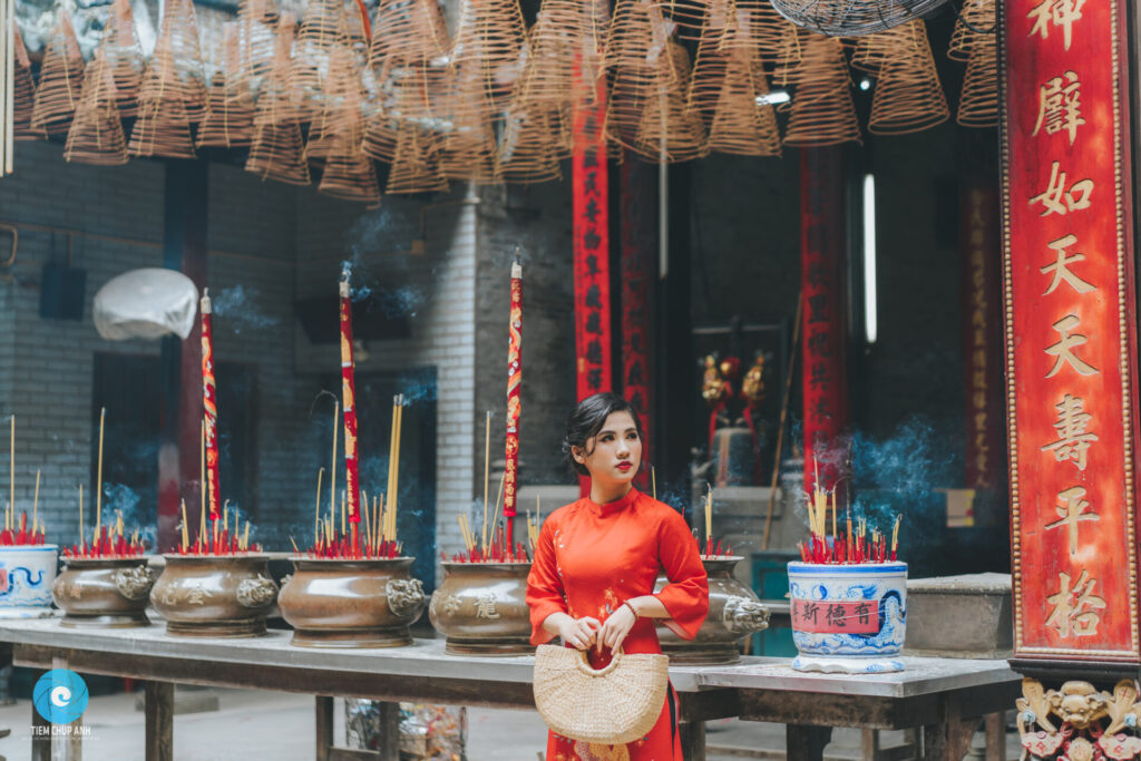 chụp ảnh áo dài đỏ tết đẹp