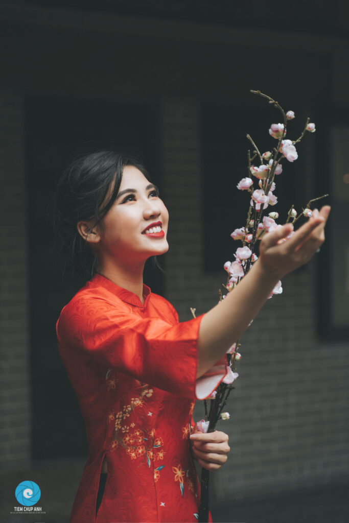 chụp ảnh với áo dài đỏ