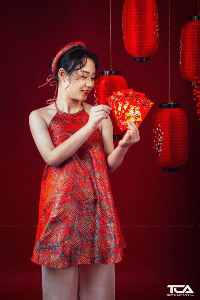 chụp ảnh với áo dài đỏ tphcm