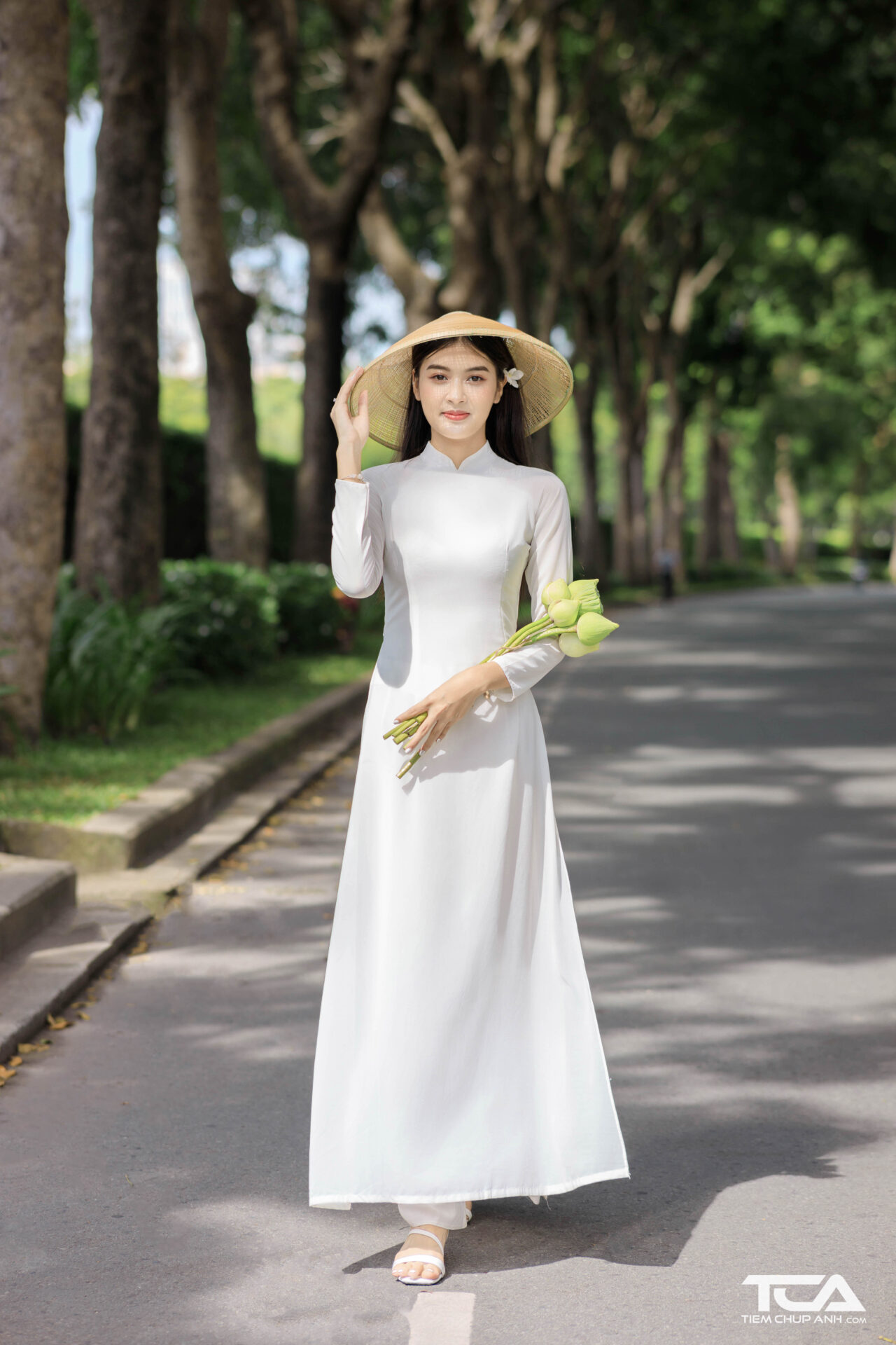 tạo dáng áo dài với hoa sen