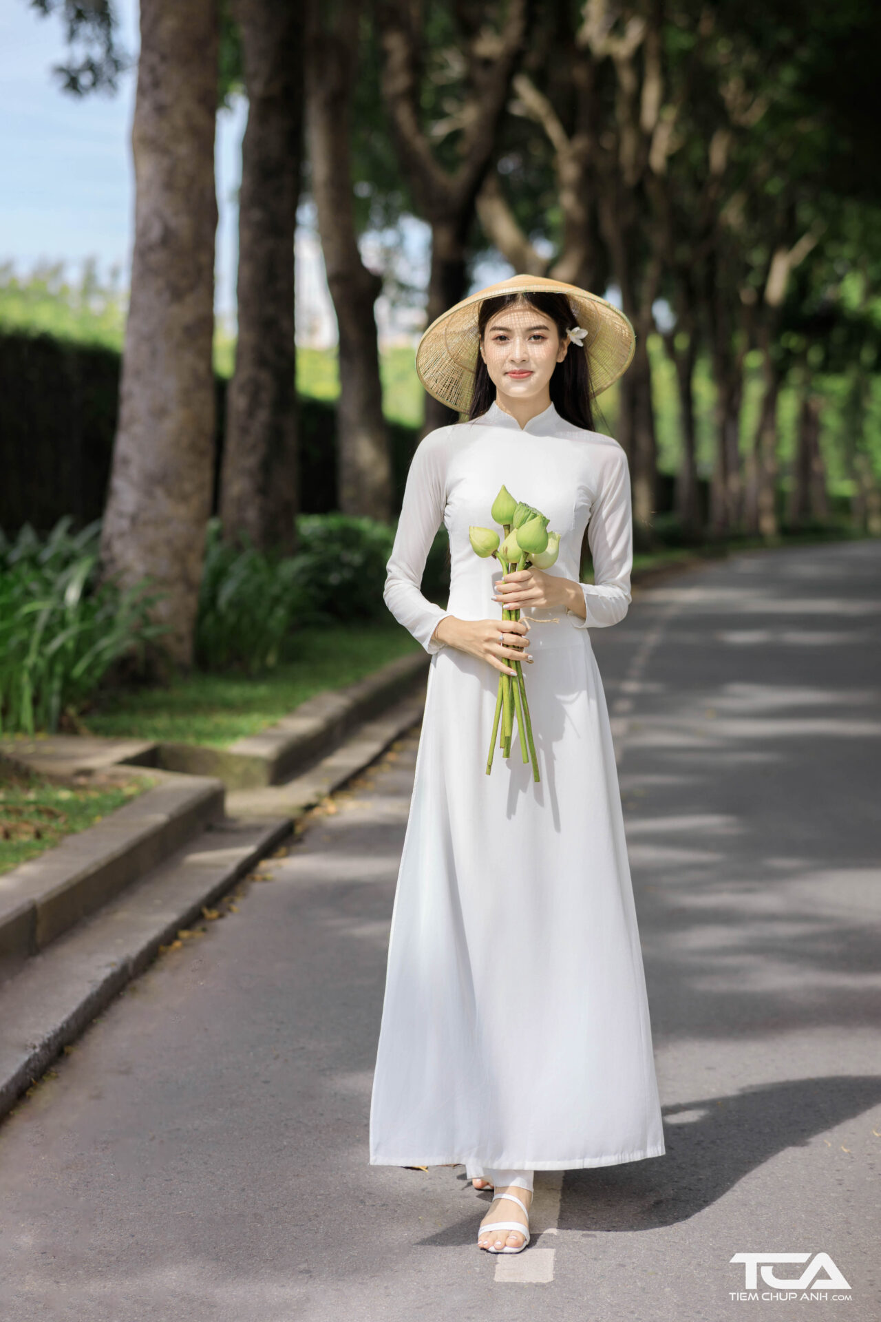 áo dài các tư thế chụp ảnh với hoa sen