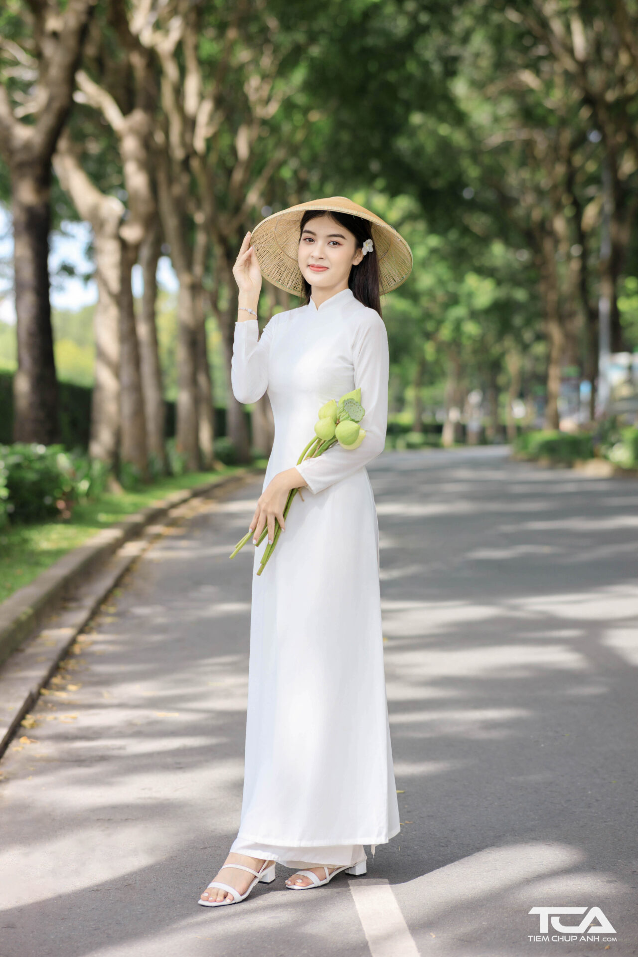 cách tạo dáng chụp ảnh áo dài với hoa sen