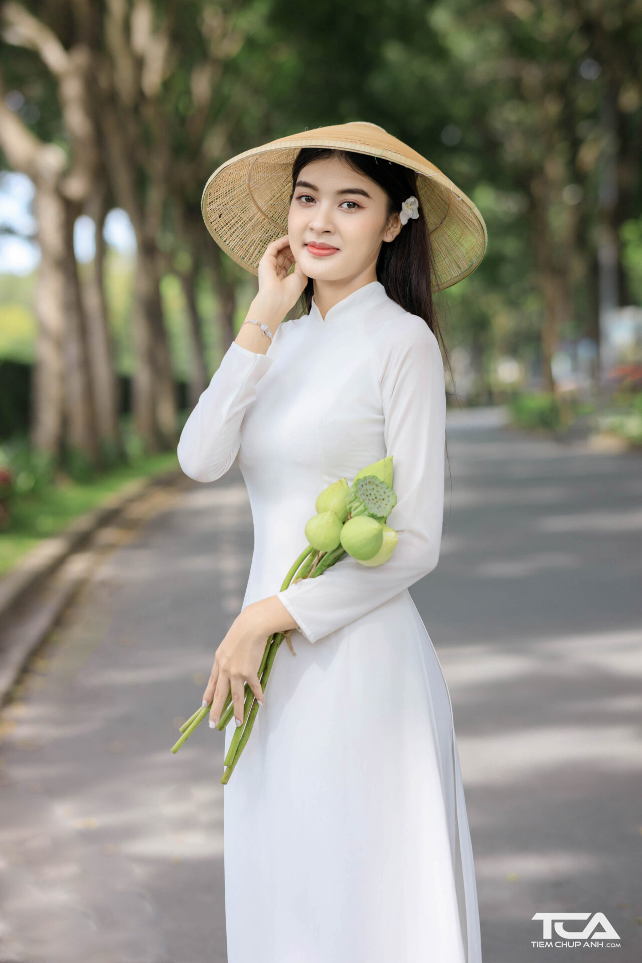 tạo dáng chụp ảnh áo dài với hoa sen