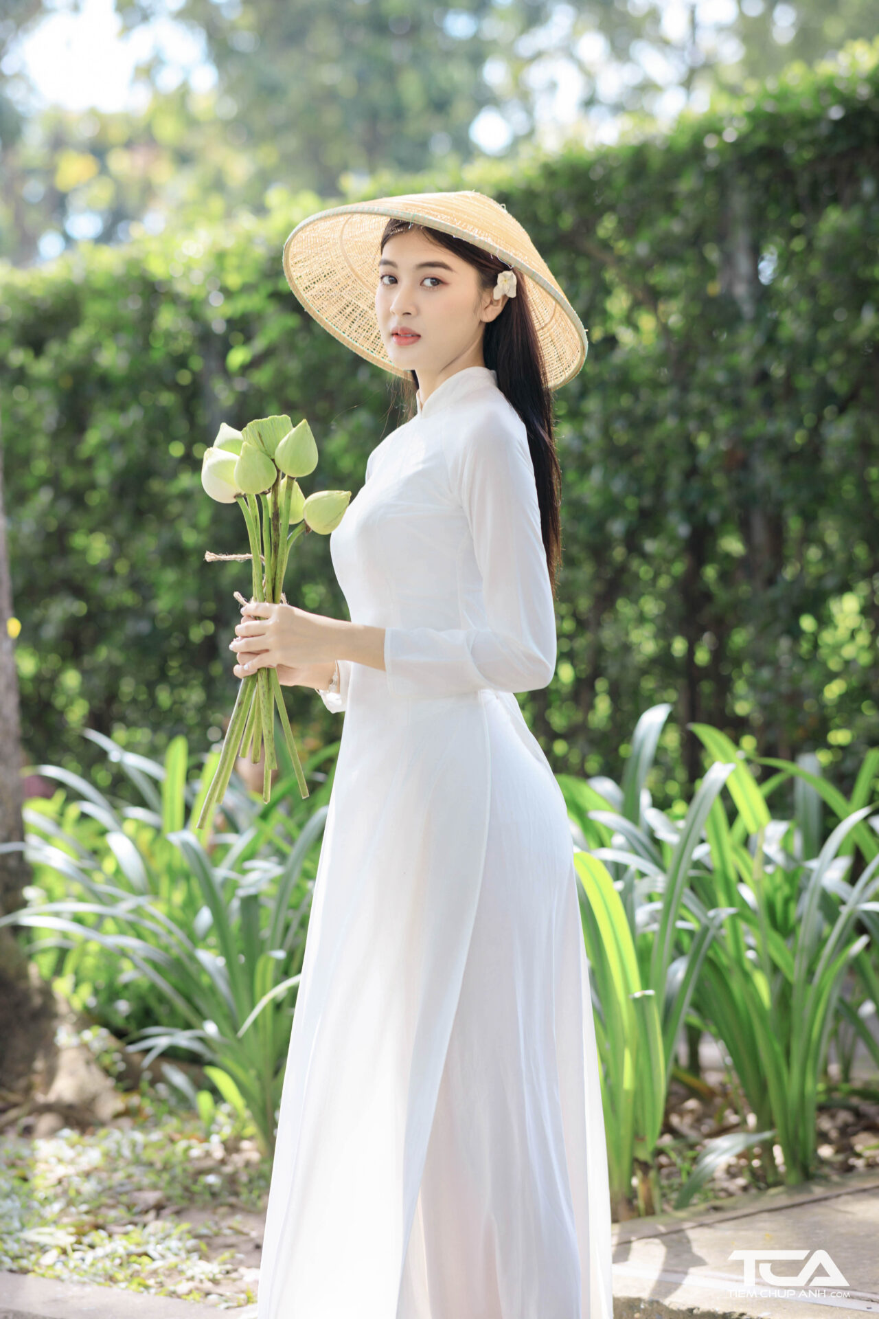 cách tạo dáng chụp ảnh áo dài với hoa sen