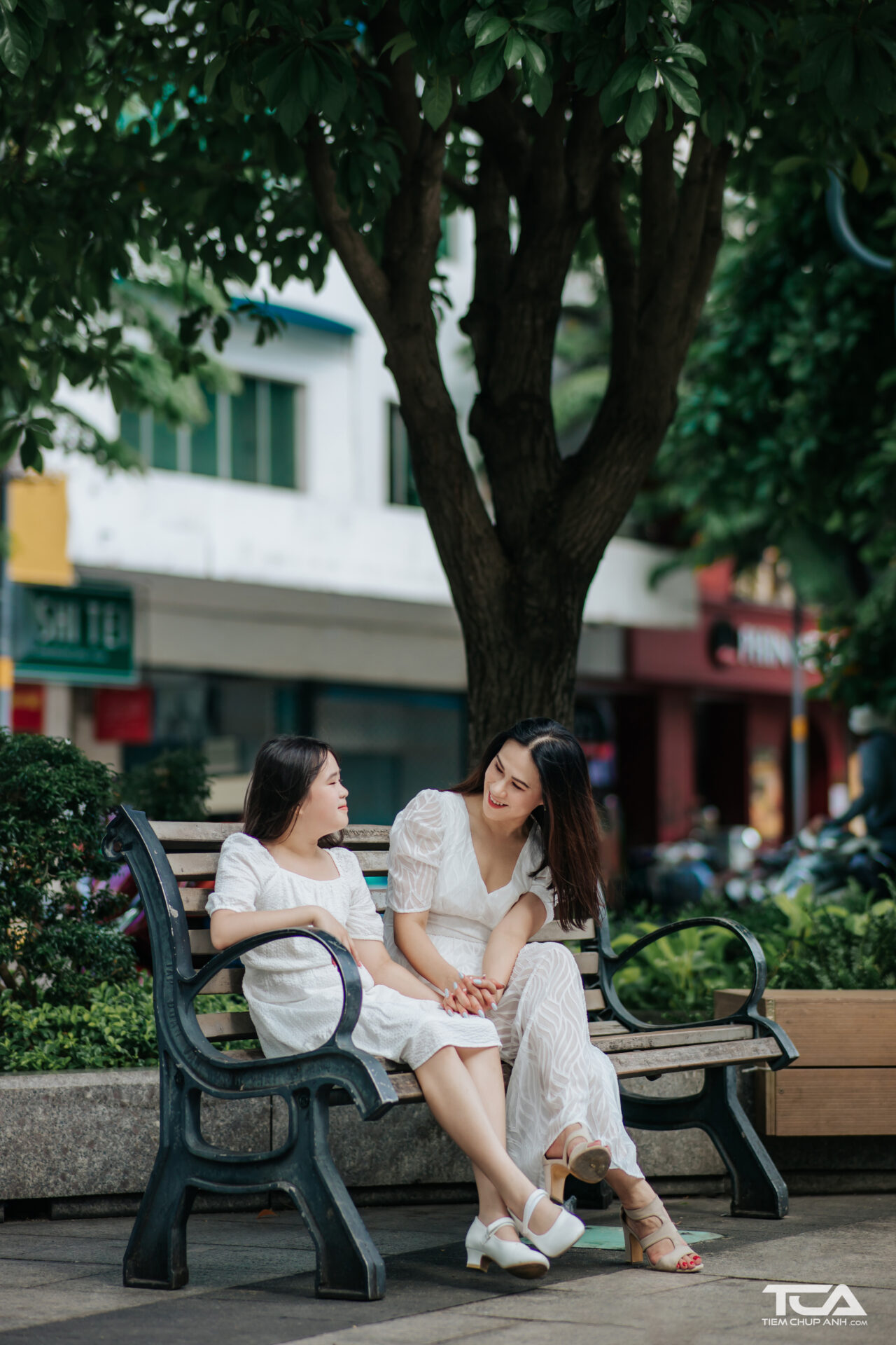 tạo dáng chụp ảnh mẹ con