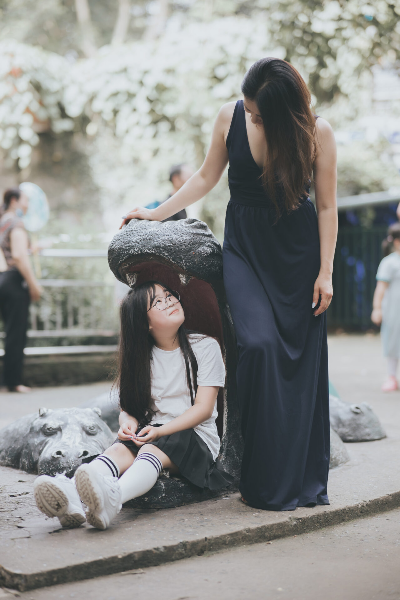 tạo dáng chụp ảnh mẹ và con gái