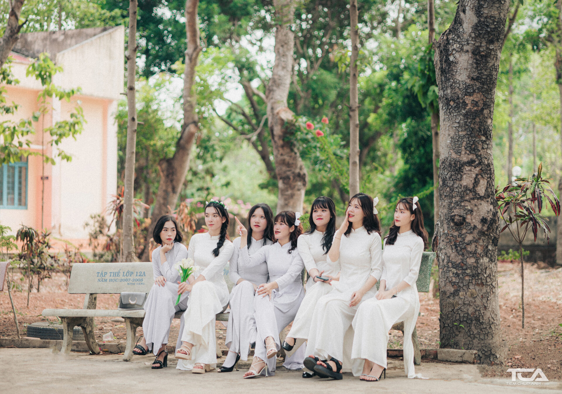 Mẫu bó hoa cầm tay chụp ảnh kỷ yếu đẹp