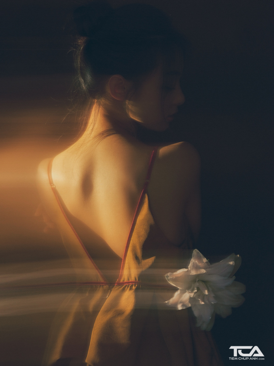 che mặt avatar chụp sau lưng nữ