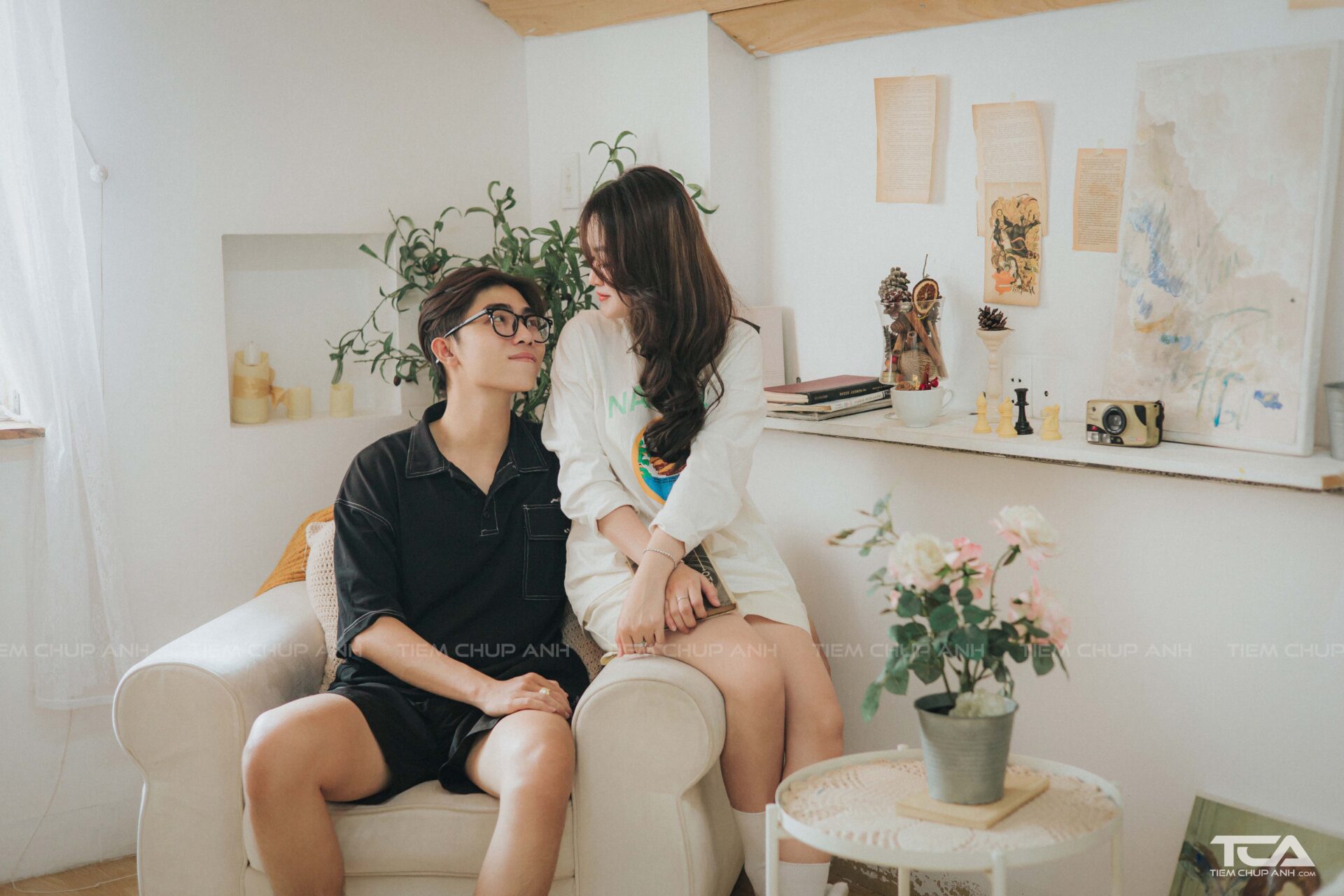 chụp ảnh nắm tay nhau