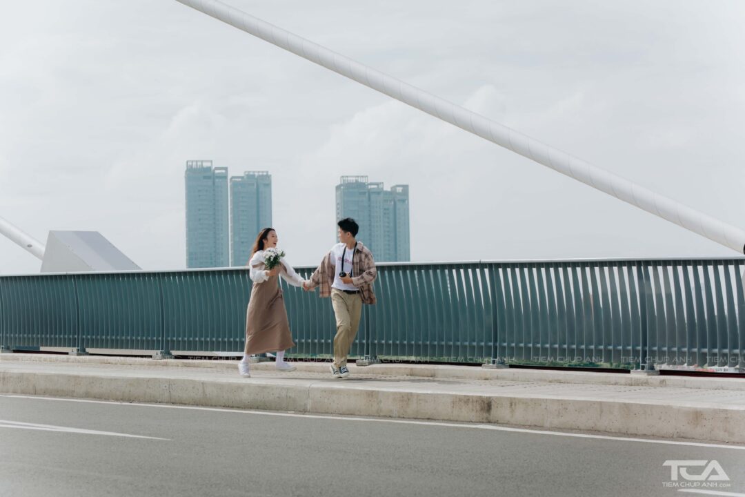 tạo dáng chụp với người yêu