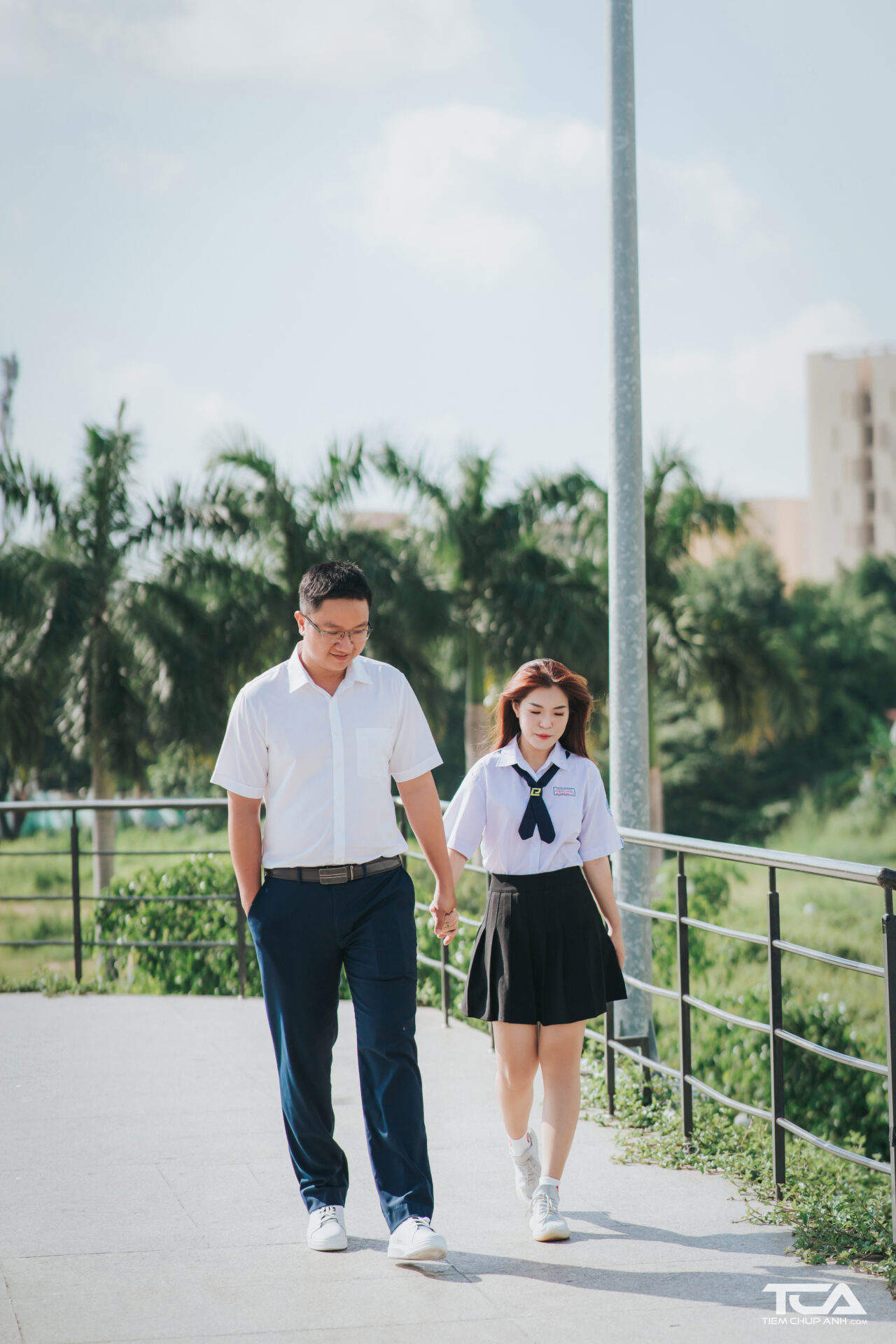chụp ảnh nắm tay với người yêu