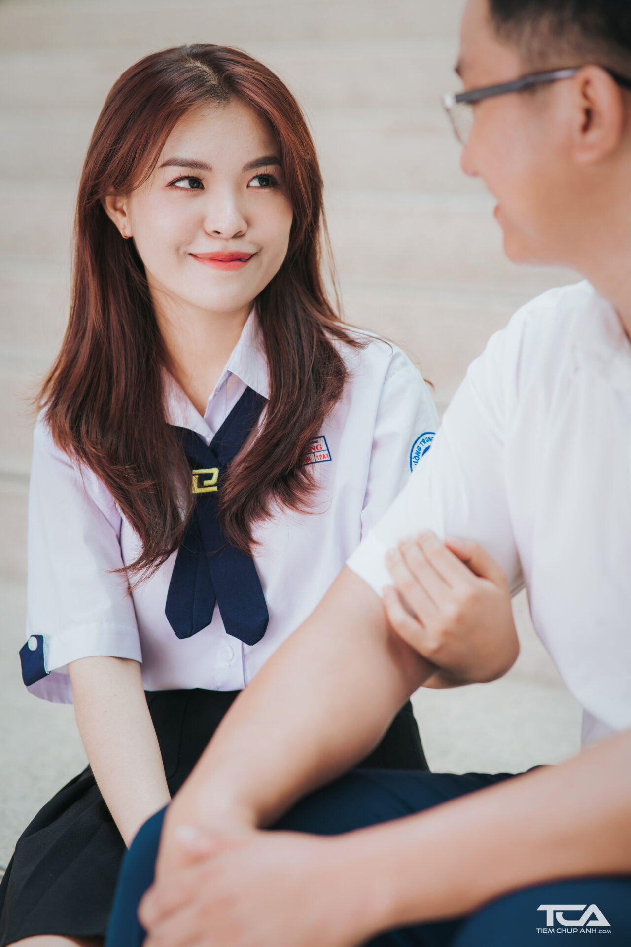 hình ảnh nắm tay giấu mặt