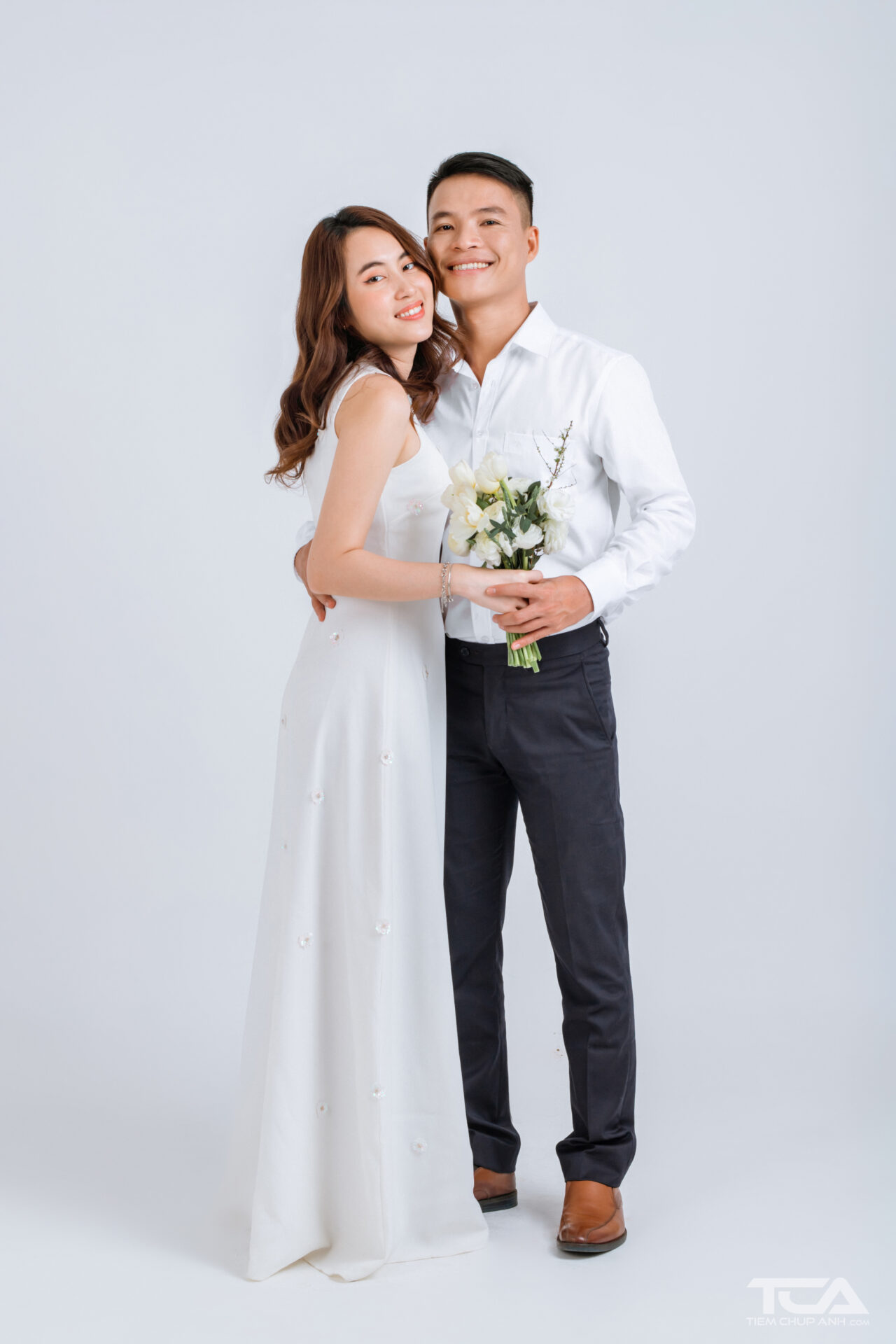 ảnh 2 người nắm tay đôi