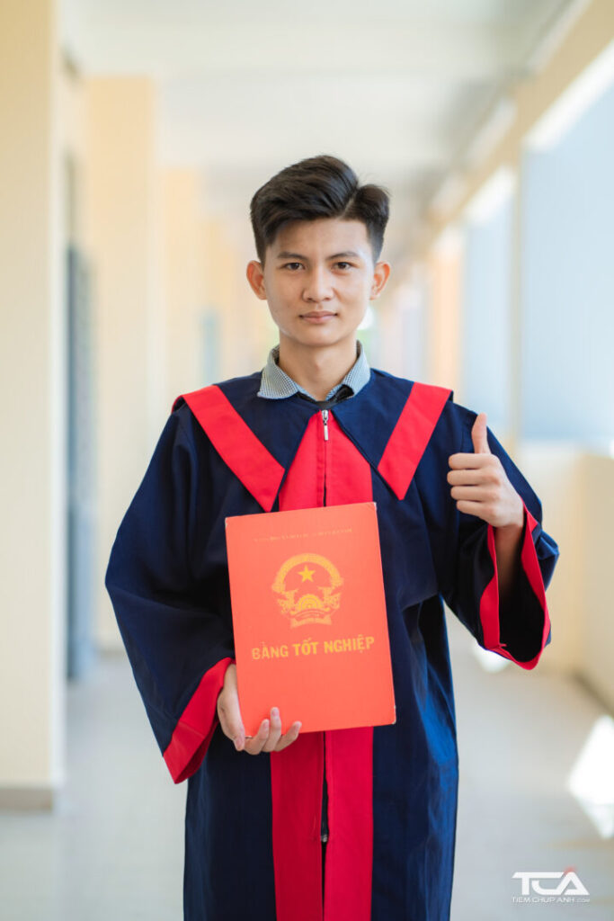 Bảng giá chụp ảnh cử nhân mặc với áo tốt nghiệp đẹp