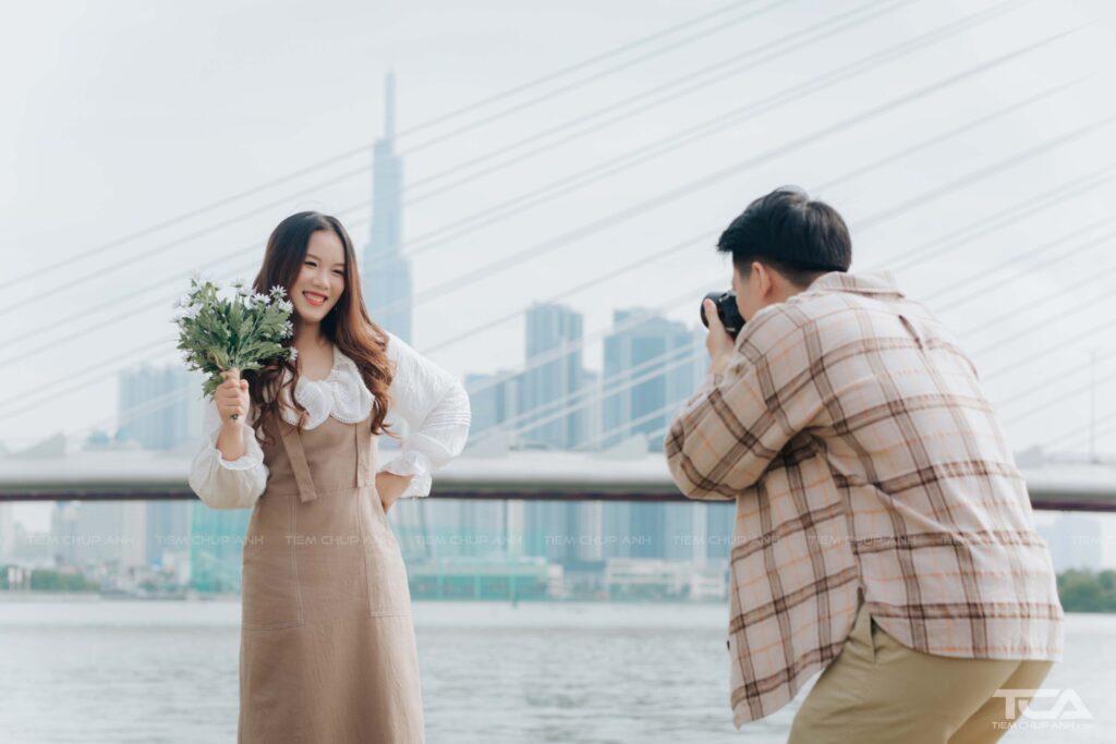 tạo dáng chụp hình đôi