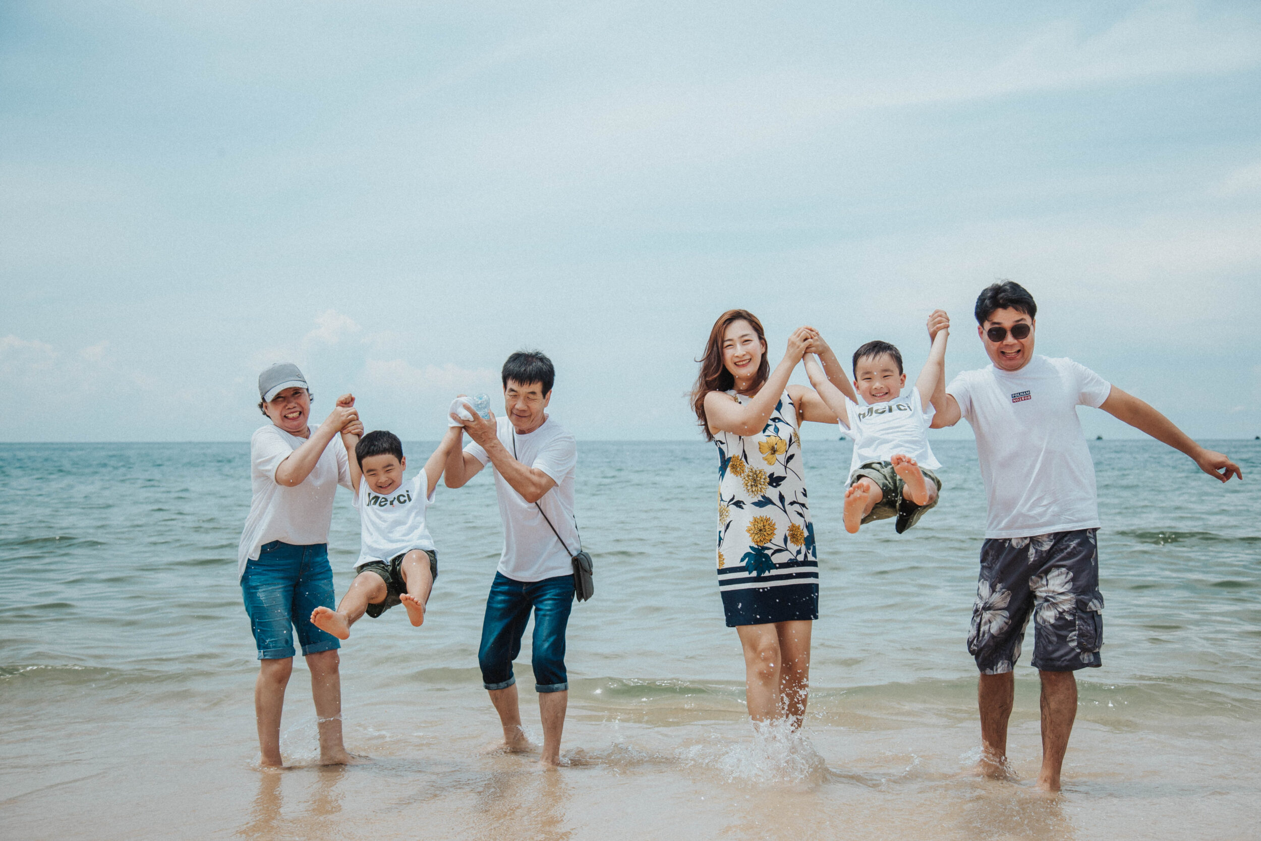cách tạo dáng chụp ảnh gia đình ở biển