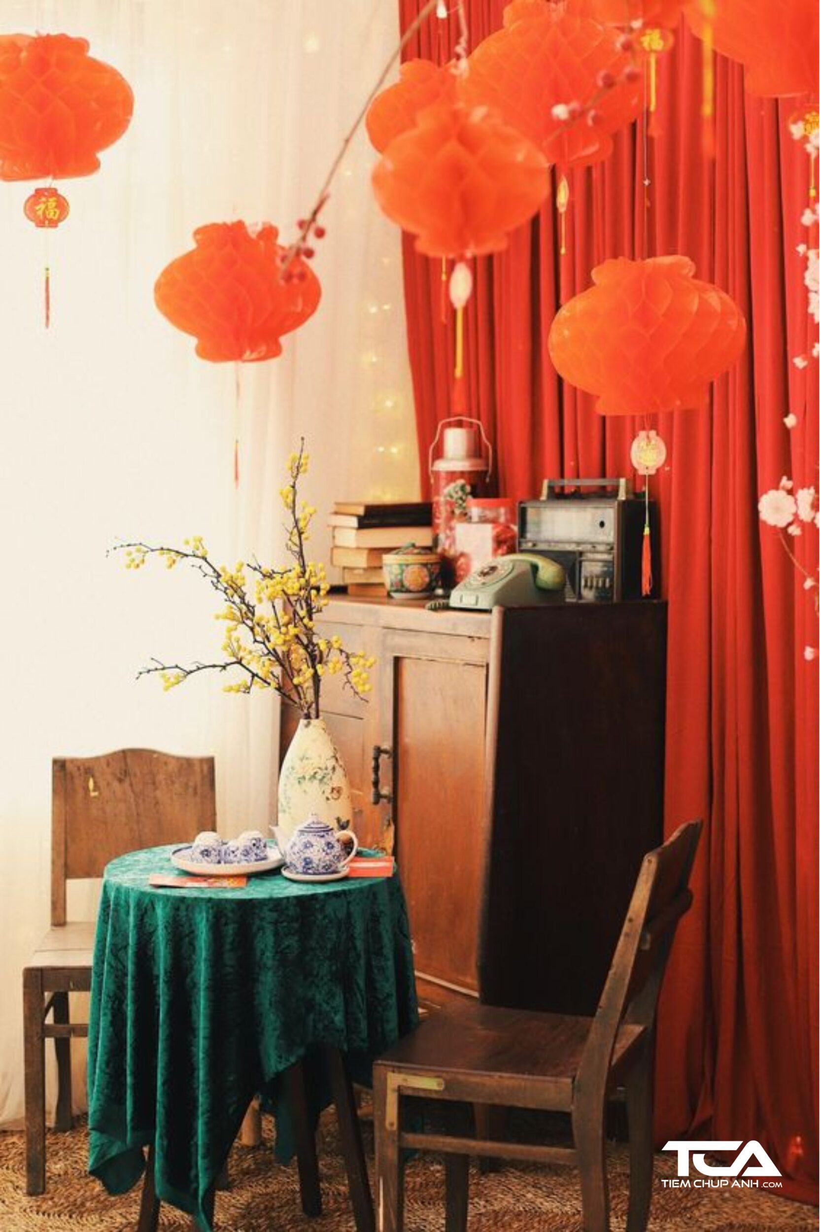 tạo dáng chụp ảnh tết tại nhà