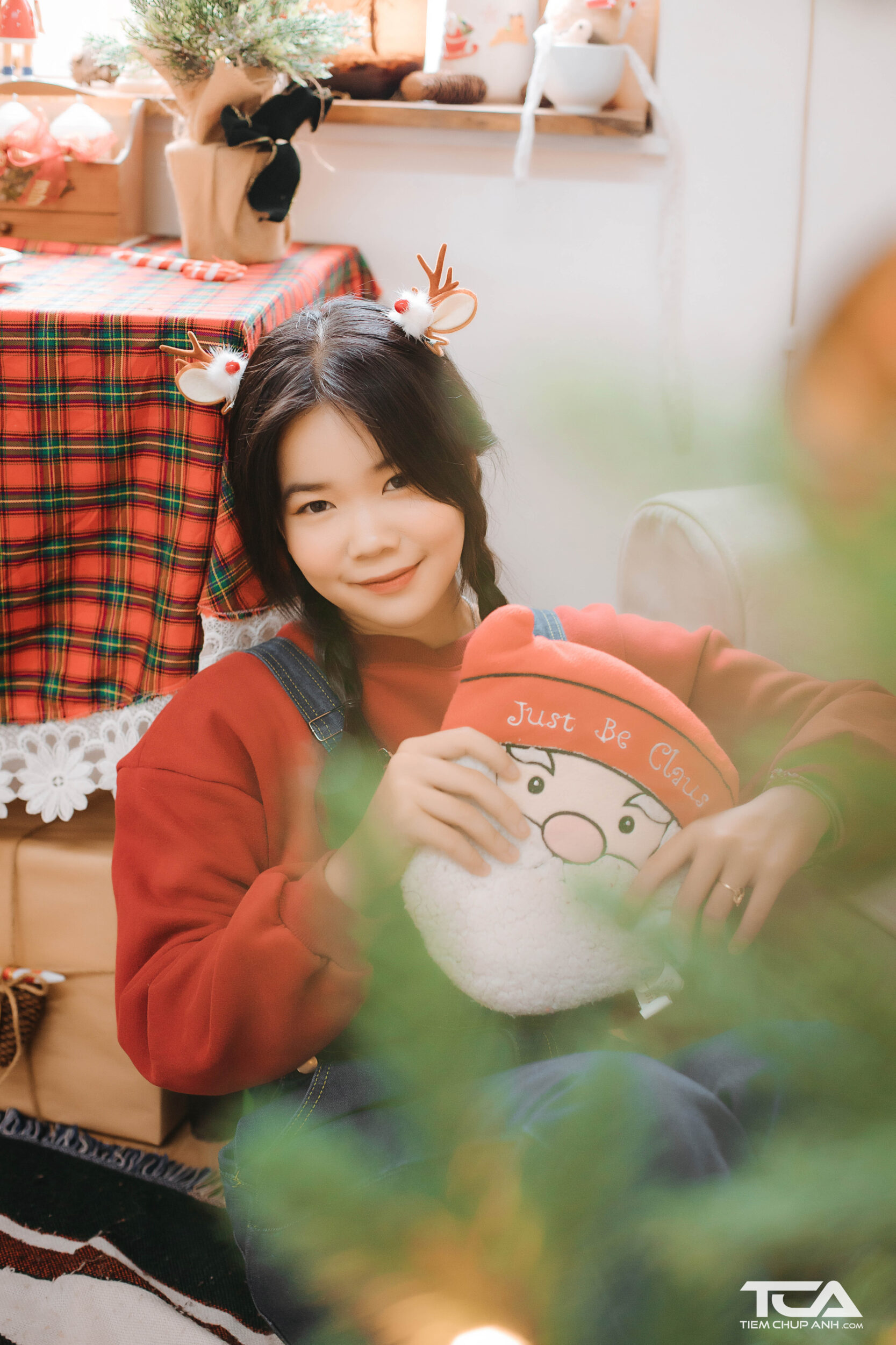 tạo dáng chụp hình với cây thông noel