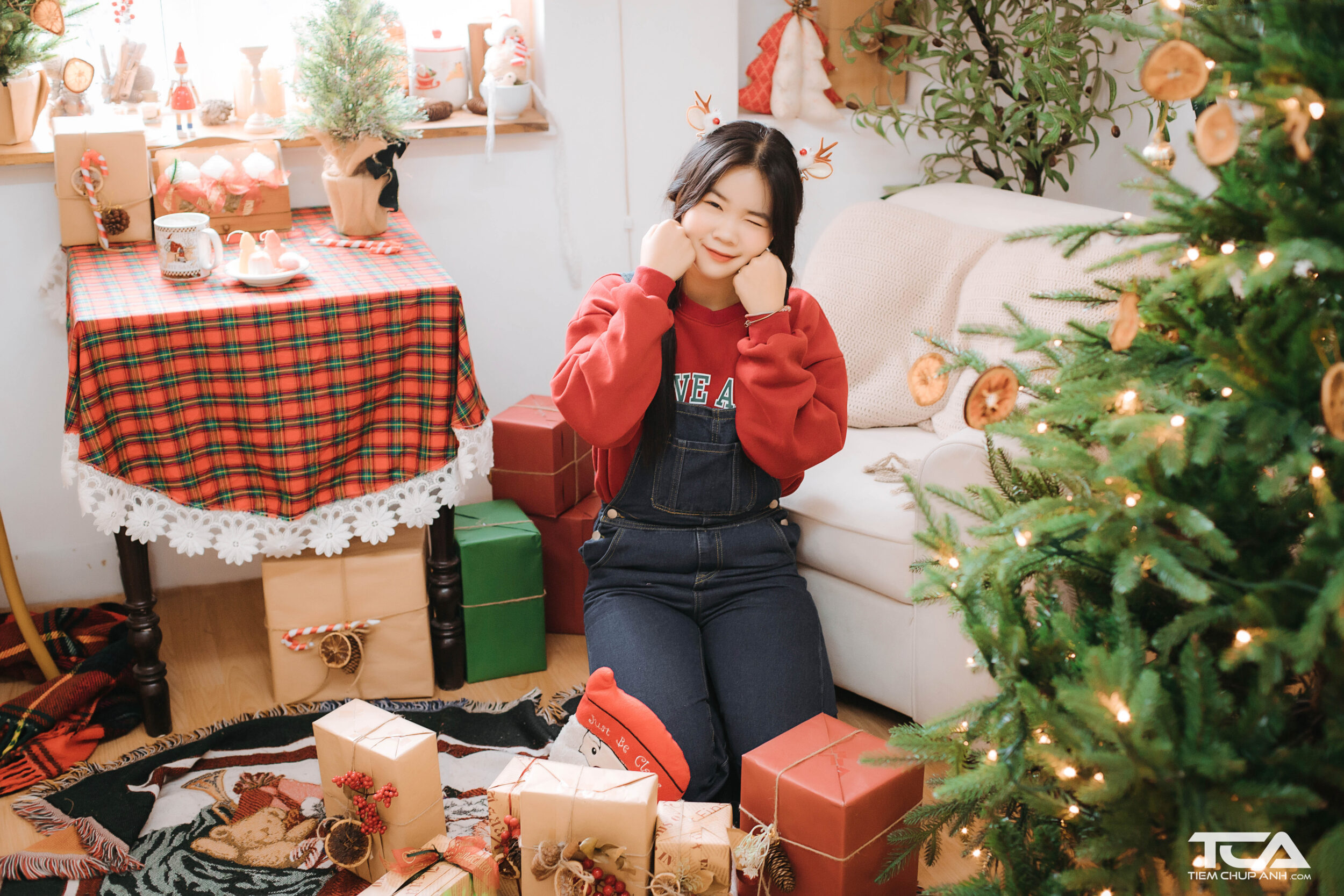 tạo dáng chụp ảnh cây thông noel
