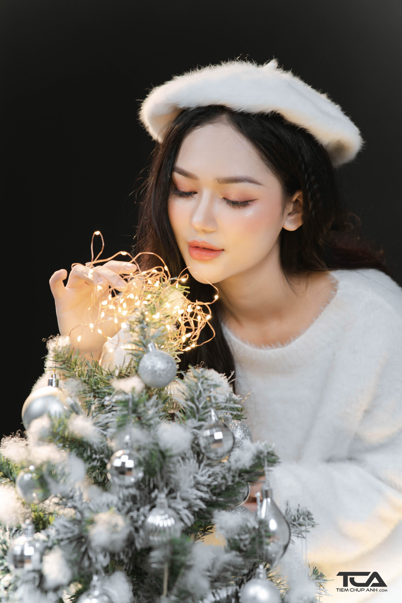 tạo dáng chụp ảnh cây thông
