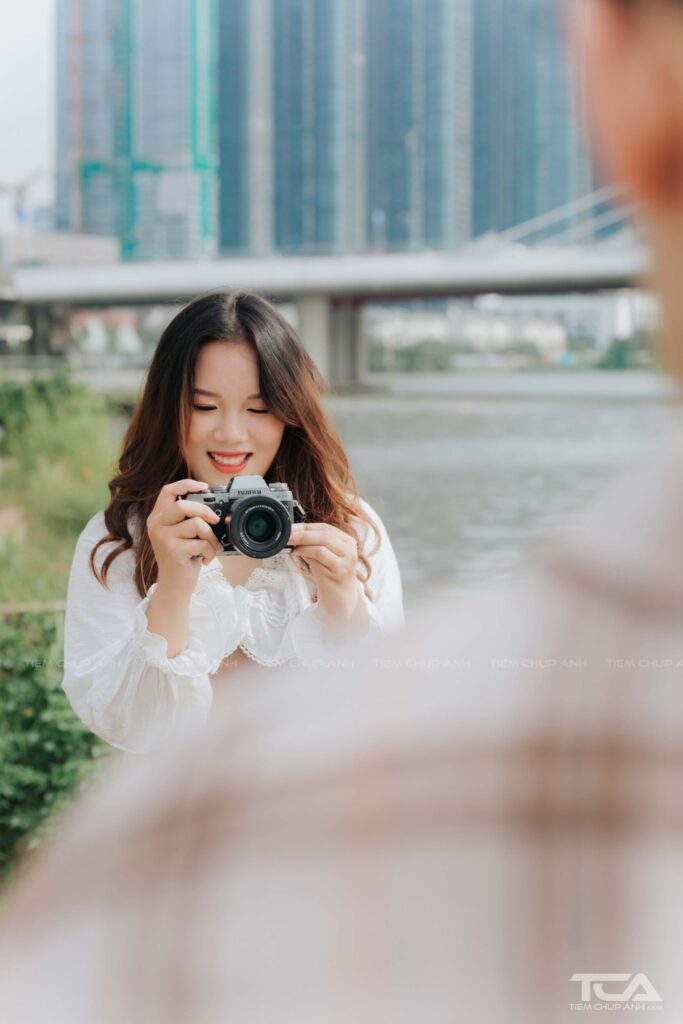 cách nắm tay chụp hình