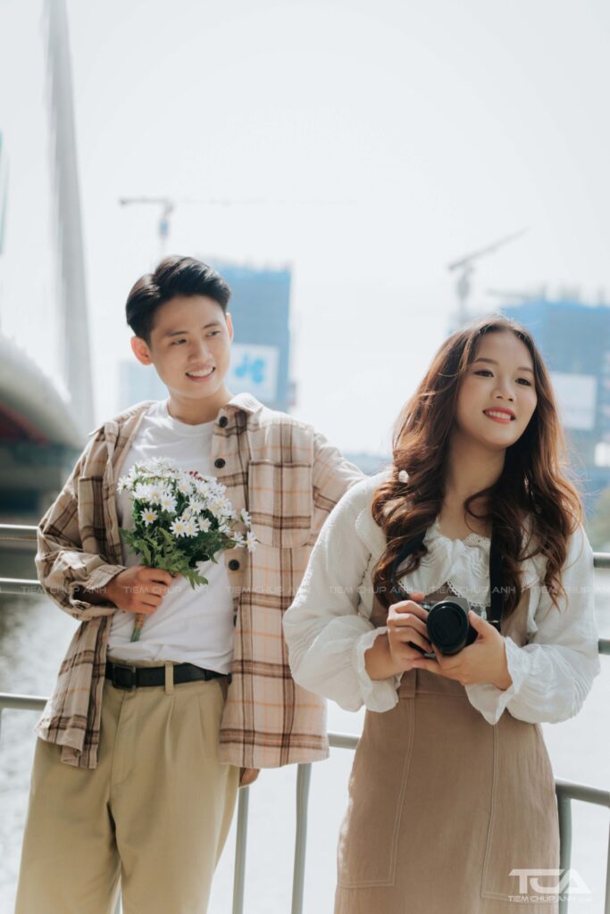 cách nắm tay chụp ảnh đẹp