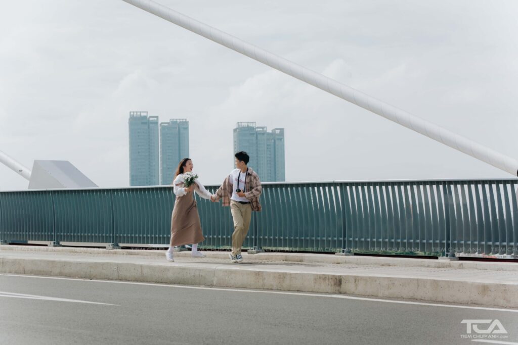 Cách chụp ảnh kiểu nắm tay người yêu